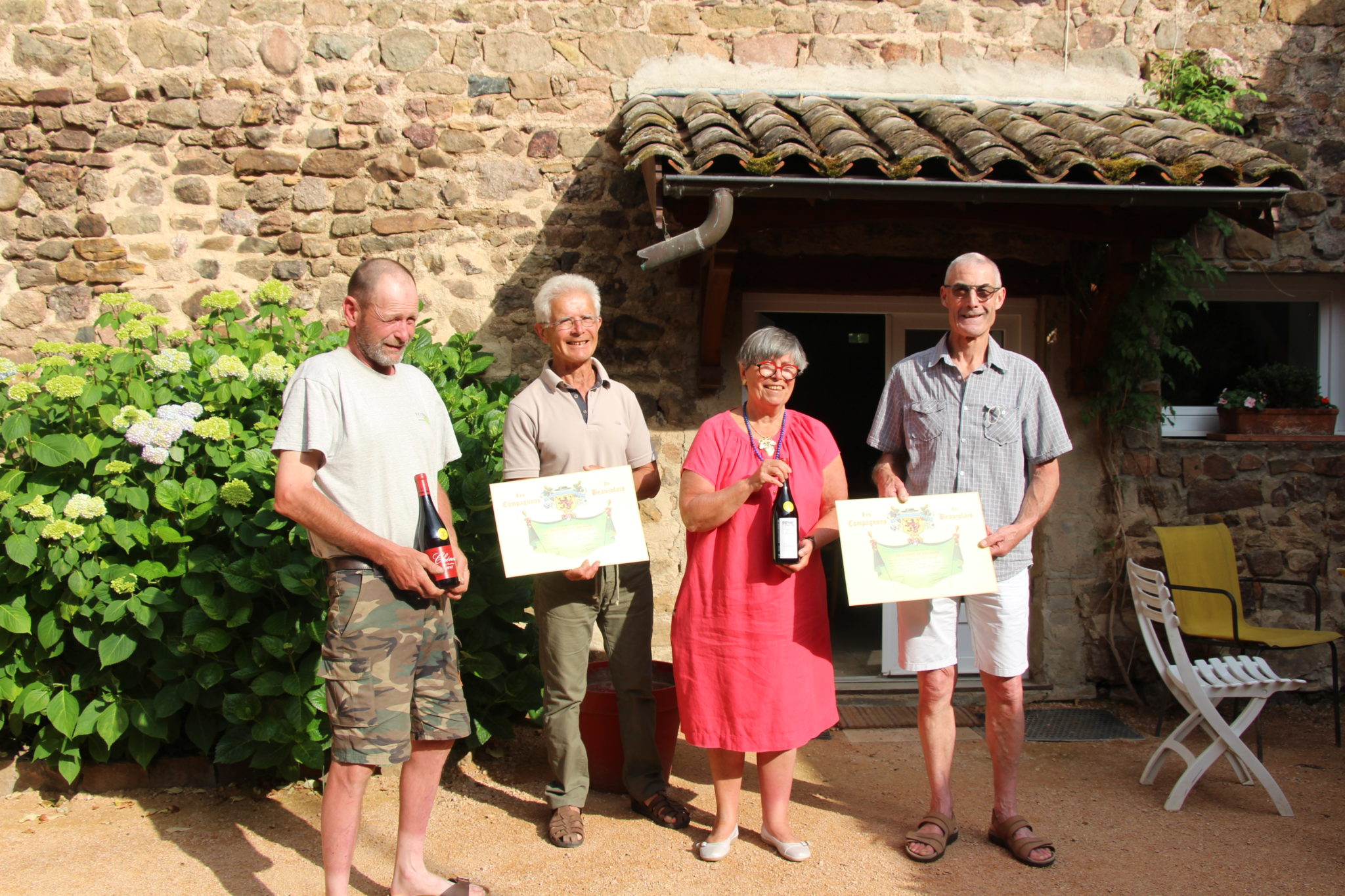 Vivent les Compagnons du Beaujolais! Domaine de Côtes Rémont Catherine et Dominique Olry Vivent les Compagnons du Beaujolais! Domaine de Côtes Rémont Catherine et Dominique Olry